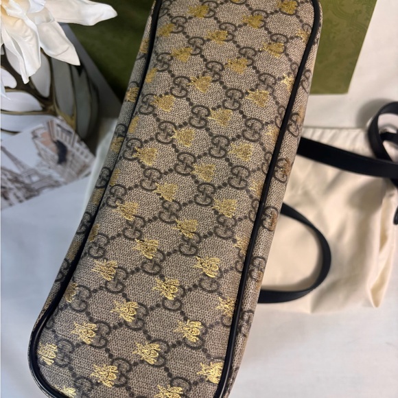 Beautiful Gucci Bee Tote Sold - Picture 6 of 16
